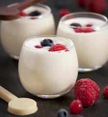 Mousse de chocolate branco e frutos vermelhos