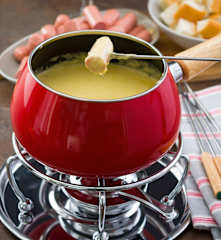 Fondue a la cerveza con mostaza y salchichas