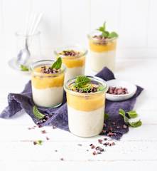 Weiße Schokocreme mit Mangosauce (vegan)