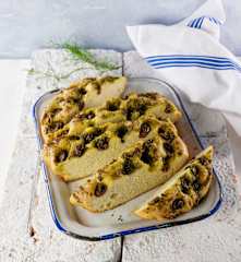 Kräuter-Knoblauch-Focaccia mit Oliven