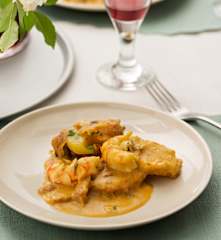 Patatas a la importancia con gambones y chirlas