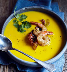 Süßkartoffel-Buttermilch-Suppe mit Bacon und Garnelen