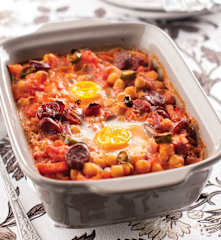 Guisado de grão e linguiça com ovos