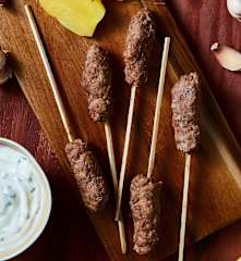 Mini kebab e patate con salsa yogurt alla menta