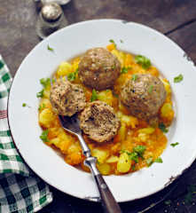 Möhren untereinander mit Frikadellen