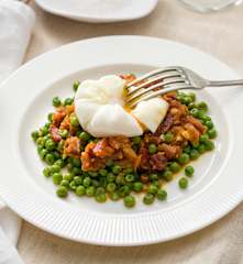 Guisantes con jamón y huevos poché