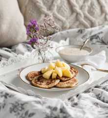 Racuchy owsiane z ananasem i sosem bananowo-orzechowym