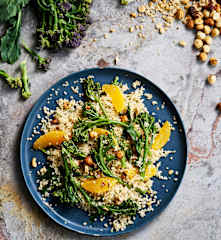 Salada de quinoa com bimis e molho tahini