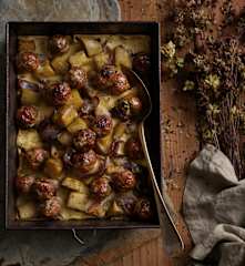 Almôndegas de porco com batata-doce no forno