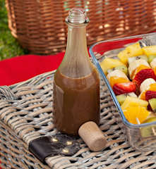 Brochetas de fruta con salsa de toffee