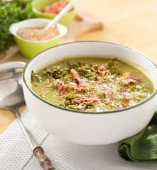 Sopa de kale con crujiente de beicon