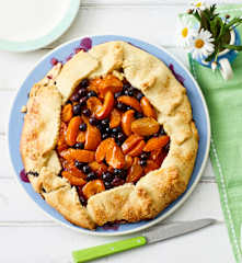Frei geformte Aprikosen-Blaubeer-Tarte