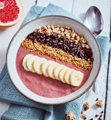 Smoothie bowl aux cerises et grué de cacao