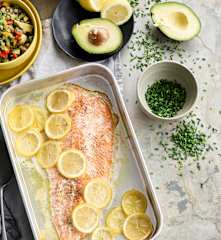 Salmão com salada de lentilhas, pimentos e abacate