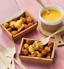 Ñoquis fritos con salsa de cheddar