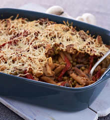 Pasta integral con champiñones, guisantes y pimientos del piquillo