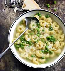 Tortellini au fromage, bouillon aux petits pois