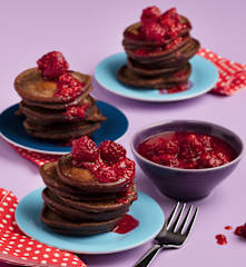 Kakaopancakes mit heißen Himbeeren