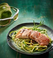 Balsamico-Lachs und Zucchetti-Nudeln