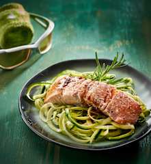 Salmone con noodles di zucchine