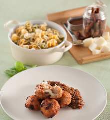 Albóndigas de pavo con mozzarella y salsa de tomate con berenjenas