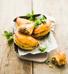 Chaussons au bœuf, petits pois et oignons nouveaux