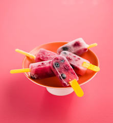 Glace à l'eau aux fruits rouges