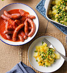 Menú: Patatas con guisantes y maíz. Salchichas con tomate