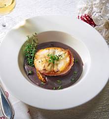 Coda di rospo croccante su purea nera