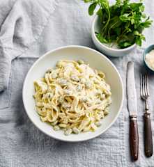 Tagliatelle com favas e molho de ricota e hortelã