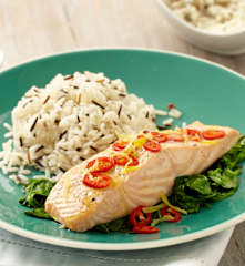 Losos se špenátem a divokou rýží