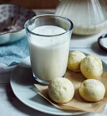 Soja-Hafer-Milch mit Hefeklößen zum Frühstück (燕麦豆浆加馒头)