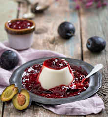 Maślankowa panna cotta z duszonymi śliwkami
