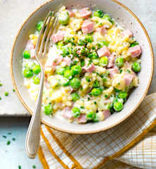 Coquillettes au jambon, petits pois et menthe