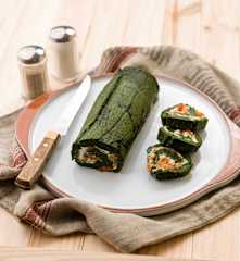 Rolo de espinafres e salmão