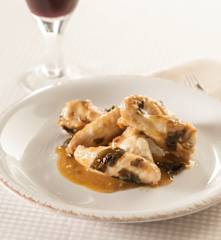 Alitas de pollo picantes con algas wakame