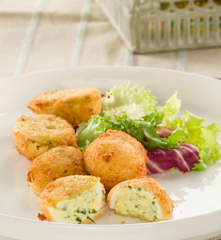 Huevos rellenos de quesitos, cebolleta y apio