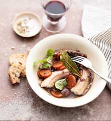 Matelote de roussette au vin rouge