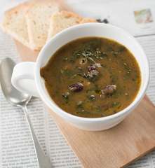 Sopa de feijão e espinafres