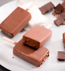 Klasyczne lody śmietankowe w polewie czekoladowej