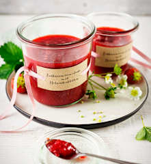 Dżem truskawkowy z czarnym bzem