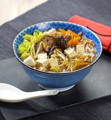 Zuppa di tofu e verdure