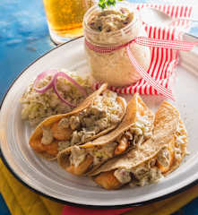 Taquitos de pescado con mayonesa de alcaparras