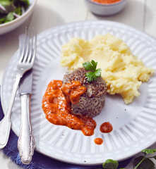Mini-Oliven-Hackbraten mit Tomatensauce