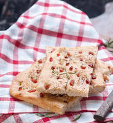 Focaccia z ziemniakami, boczkiem i rozmarynem