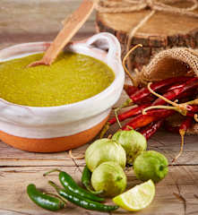 Salsa verde de chile de árbol