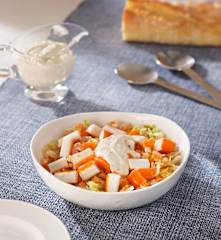 Ensalada mixta con palitos de surimi y salsa tártara