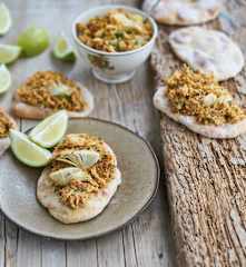 Piza naan com frango, pasta de grão e alcachofras
