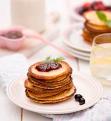 Placki z kaszy manny z sosem owocowym