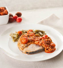 Bonito en salsa de sobrasada y tomatitos